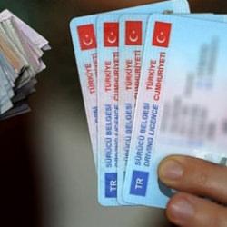 Trafikte b&ouml;yle yakalanan yandı: Yapanın ehliyeti elinden alınacak!