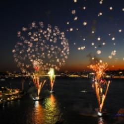 İstanbul boğazında g&ouml;rkemli fetih kutlaması! Vatandaşlar akın etti