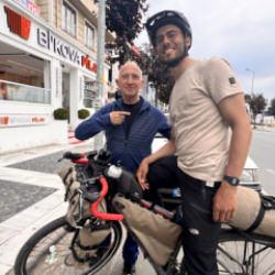 Vize vermediler, Milano'dan Tokyo'ya bisikletle yola &ccedil;ıktı: D&uuml;zce&rsquo;de mola verdi