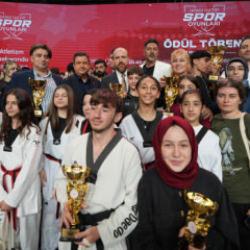 Rekor katılımın yaşandığı 6. İmam Hatip Spor Oyunları&rsquo;nda 2 milyon TL&rsquo;lik &ouml;d&uuml;l dağıtıldı