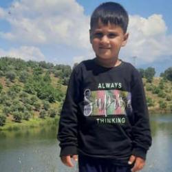 4 yaşındaki &ccedil;ocuğun kahreden &ouml;l&uuml;m&uuml;: Evlerinin &ouml;n&uuml;nde bulundu!