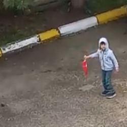 5 yaşındaki &ccedil;ocuk yerde g&ouml;rd&uuml;ğ&uuml; T&uuml;rk bayrağını koşarak kaldırdı