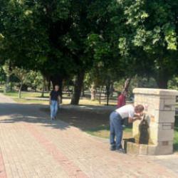 Adana kavruluyor! Termometreler 33 dereceyi g&ouml;sterdi, vatandaş isyan etti!