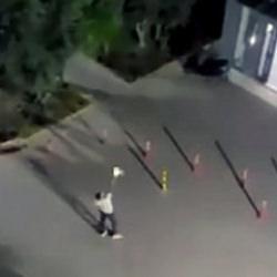 Adana'da komşusu ile tartışan şahıs, bah&ccedil;eye &ccedil;ıkıp kurşun yağdırdı