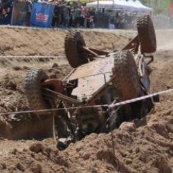 Adrenalinin zirve yaptığı festivalde korku dolu anlar! Ara&ccedil; takla attı