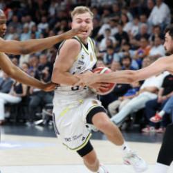 Anadolu Efes, Fenerbah&ccedil;e'yi 102 sayıyla devirdi