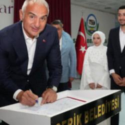 Bakan Ersoy gen&ccedil; &ccedil;iftin nikah şahidi oldu