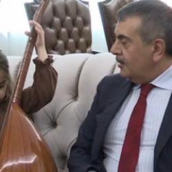 Bakan Tekin, m&uuml;zik ilkokuluna başvuran 6 yaşındaki g&ouml;rme engelli &ouml;ğrenciyi ağırladı