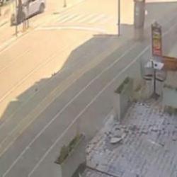 Bursa'da yaya ge&ccedil;idinde dehşet anları: Yaya, metrelerce havaya b&ouml;yle savuruldu