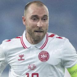 Christian Eriksen ma&ccedil; esnasında yere yığıldı!