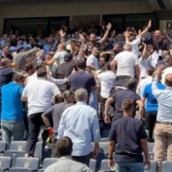 Fenerbah&ccedil;e'de se&ccedil;im olaylı başladı! Stadyumda gerginlik &ccedil;ıktı
