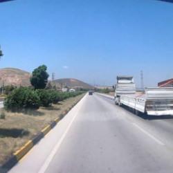 Fırtınanın, tırda taşınan konteyneri u&ccedil;urduğu anlar kamerada