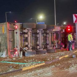 Gaziantep'te TIR devrildi; 17 ton arpa yola sa&ccedil;ıldı