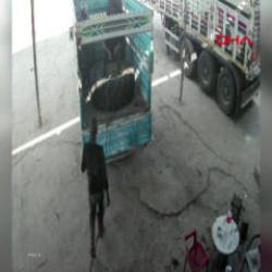 Hava basılan trakt&ouml;r lastiği patladı, 2 iş&ccedil;inin yaralandığı o anlar kamerada