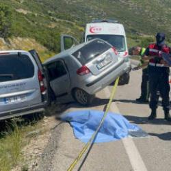 Isparta'da iki otomobil &ccedil;arpıştı! &Ouml;l&uuml; ve yaralılar var!