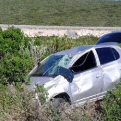 İzmir'de iki otomobil &ccedil;arpıştı! 1 kişi &ouml;ld&uuml;, 4 kişi yaralandı