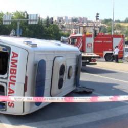 Kağıthane'de motosikletle &ccedil;arpışan ambulans devrildi: 3'&uuml; sağlık &ccedil;alışanı 4 yaralı