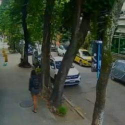 Kaldırımda y&uuml;r&uuml;yen kadın kanalizasyona d&uuml;şt&uuml;, r&ouml;gar kapağı &uuml;st&uuml;ne kapandı