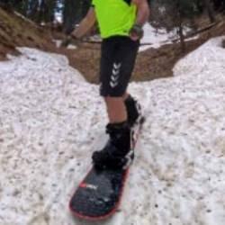 Kars'ta haziranda snowboard