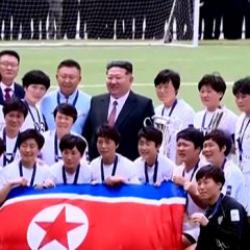 Kim jong-un'u g&ouml;ren kadın futbolcular g&ouml;zyaşlarına boğuldu