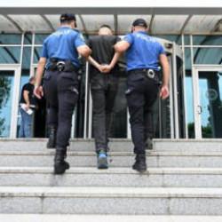 Kırmızı b&uuml;ltenle aranan h&uuml;k&uuml;ml&uuml; havalimanında yakalandı