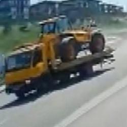 K&uuml;&ccedil;&uuml;k&ccedil;ekmece'de taşıdığı iş makinesinin altında kaldı: Şof&ouml;r&uuml;n &ouml;ld&uuml;ğ&uuml; kaza kamerada