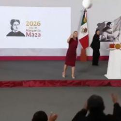 Meksika lideri Sheinbaum'un attığı topu tutmak isteyen gazeteci yere d&uuml;şt&uuml;