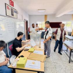 Narin G&uuml;ran'ın k&ouml;y&uuml; sandık başına gitti!