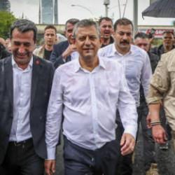 &Ouml;zg&uuml;r &Ouml;zel şikayetlere doymuyor: Bu kez &uuml;lkesini Amerikalılara şikayet etti!