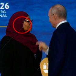 Putin'in canlı yayında mikrofon m&uuml;dahalesi sosyal medyada g&uuml;ndem oldu