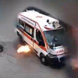 Rusya'nın herson'da ambulansı vurduğu anlar kamerada