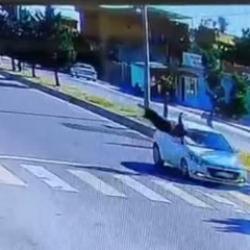 Şanlıurfa&rsquo;da otomobilin, yayaya &ccedil;arptığı kaza kamerada