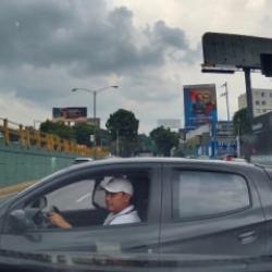 Trafikte dehşet anları: Yol vermediği aracı metrelerce s&uuml;r&uuml;kledi