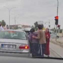 Trafikte kadınların da karıştığı yol kesme kavgası