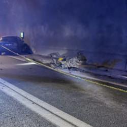 T&uuml;nelde otomobil ile motosiklet &ccedil;arpıştı; 1 &ouml;l&uuml;, 2 yaralı