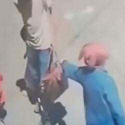 Van&rsquo;da sokakta oynayan &ccedil;ocuğa saldırı: O anlar kamerada