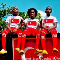 A Milli Takımımıza Afrika'dan tam destek! İlk ma&ccedil; &ouml;ncesi coşturan şarkı...