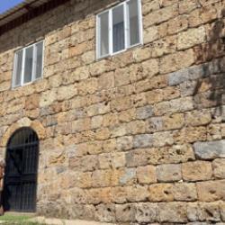 30 yıl &ouml;nce kendi emeğiyle yaptığı ev turistlerin ilgi odağı oldu