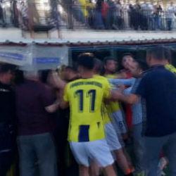 Şampiyonluk ma&ccedil;ı sonrası .&ccedil;ıkan kavgada kartlar havada u&ccedil;uştu