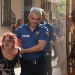 Apartman sakinleri ihbar etti! Kapıyı kırıp, kelep&ccedil;eleyerek &ccedil;ıkardılar 