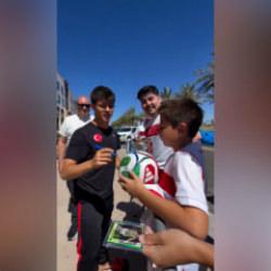 Arda G&uuml;ler'den taraftarlara imza s&uuml;rprizi!