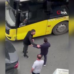 Arnavutk&ouml;y&rsquo;de İETT otob&uuml;s&uuml; otomobille &ccedil;arpıştı: S&uuml;r&uuml;c&uuml; sinir krizi ge&ccedil;irdi