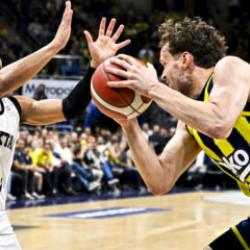 Beşiktaş, Fenerbah&ccedil;e'yi şampiyonluk aşkına devirdi