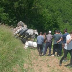 Beton mikseri şarampole yuvarlandı; 2 &ouml;l&uuml;, 1 yaralı
