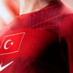 D&uuml;nya Kupası &ouml;ncesi Milli forma talebi patladı: Esnaf stok yetiştiremiyor