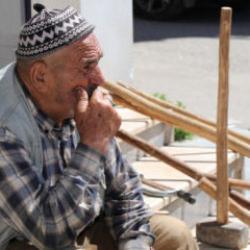 D&uuml;ş&uuml;nceli hali dikkat &ccedil;ekti! Tarım aletlerini satışa &ccedil;ıkardı 