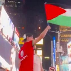 Faslı taraftarlardan Times Meydanı'nda Filistin'e destek g&ouml;sterisi