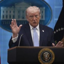 F&uuml;zeler ateşlendi, Trump sinirlendi: Derhal durun!