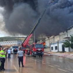Gaziantep'te korkutan yangın! Fabrikada kara dumanlar y&uuml;kseliyor 