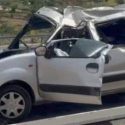Hafif ticari ara&ccedil;, şarampole devrildi: 1 &ouml;l&uuml;, 1 yaralı